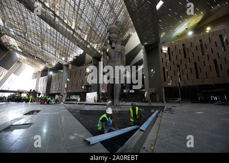 Il Cairo, Egitto. Xxi Sep, 2019. I dipendenti a lavorare sui motivi della statua di Ramses II presso il nuovo Museo Egizio. Credito: Hassan Moahmed/dpa/Alamy Live News Foto Stock