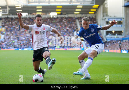 Sheffield regno di George Baldock (sinistra) e Everton's Lucas Digne battaglia per la palla durante il match di Premier League a Goodison Park di Liverpool. Foto Stock