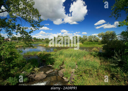 Ampio angolo di paesaggio delle zone umide suburbana a Lachine Rapids Park,Lasalle,Quebec,Canada Foto Stock