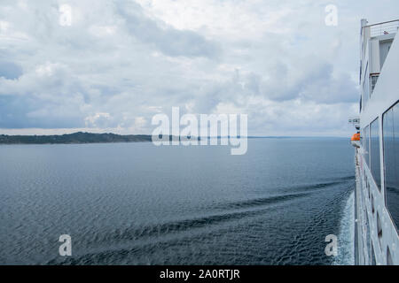 Queen Mary 2 in porto in una piovosa Bergen, Norvegia Foto Stock