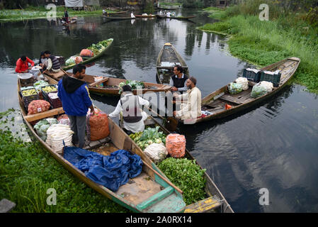 Srinagar, Jammu e Kashmir in India. Xxi Sep, 2019. Barche cariche di verdure sul lago Dal durante le restrizioni in Srinagar.normale vita rimane sconvolto per la XLVII Giornata nella valle del Kashmir dopo l'abrogazione dell'articolo 370 che conferisce lo status speciale di stato. Credito: Idrees Abbas SOPA/images/ZUMA filo/Alamy Live News Foto Stock