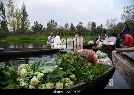 Srinagar, Jammu e Kashmir in India. Xxi Sep, 2019. Una barca caricata con le verdure sul lago Dal durante le restrizioni in Srinagar.normale vita rimane sconvolto per la XLVII Giornata nella valle del Kashmir dopo l'abrogazione dell'articolo 370 che conferisce lo status speciale di stato. Credito: Idrees Abbas SOPA/images/ZUMA filo/Alamy Live News Foto Stock