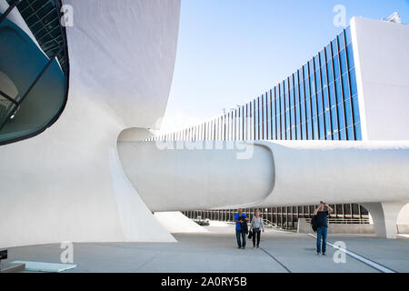 La città di NEW YORK NEW YORK - 20 settembre 2019: vista esterna della storica TWA Hotel, precedentemente i TWA Flight Center a Kennedy nel Queens a New York. Foto Stock