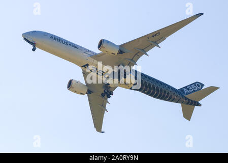 ZHUKOVSKY, Russia - 30 agosto 2019: Airbus A350 aereo in una dimostrazione di volo sull'air show MAKS-2019 Foto Stock