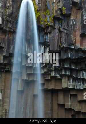 Cascada Svartifoss, Parque Nacional Skaftafell, Islandia Foto Stock