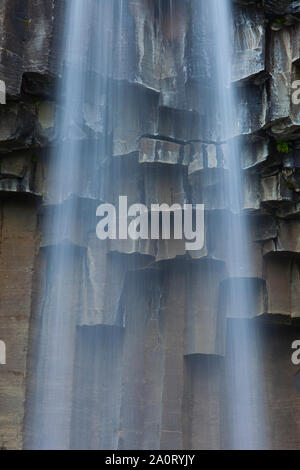 Cascada Svartifoss, Parque Nacional Skaftafell, Islandia Foto Stock