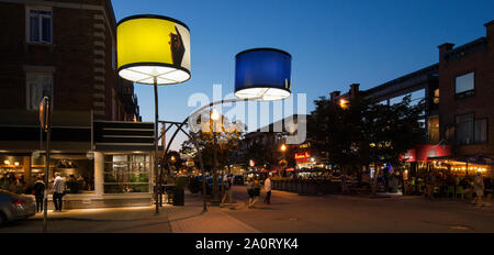 Sabato sera sulla Avenue Cartier in corrispondenza della zona di spigolo di Ave. Cartier e Rue Aberdeen in Québec, Canada. Foto Stock