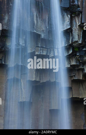 Cascada Svartifoss, Parque Nacional Skaftafell, Islandia Foto Stock