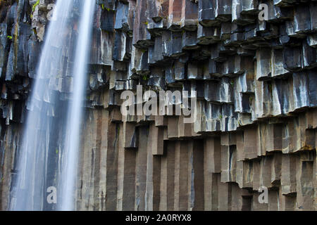 Cascada Svartifoss, Parque Nacional Skaftafell, Islandia Foto Stock