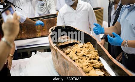 Il Cairo, Egitto. Xxi Sep, 2019. Un sarcofago con una mummia interno è visibile nel Museo Nazionale della civiltà egizia (NMEC), Cairo, Egitto, sul Sett. 21, 2019. Ministro egiziano delle Antichità Khaled al-Anany assistito sabato il processo di decompressione di due sarcofagi antichi davanti a loro restauro e visualizzare in un nuovo museo. Le mummie in due sarcofagi appartenenti a un alto funzionario del nuovo Regno d'Egitto, e sua moglie, detto Mostafa Waziri, segretario generale del Consiglio Supremo delle Antichità. Credito: Wu Huiwo/Xinhua/Alamy Live News Foto Stock