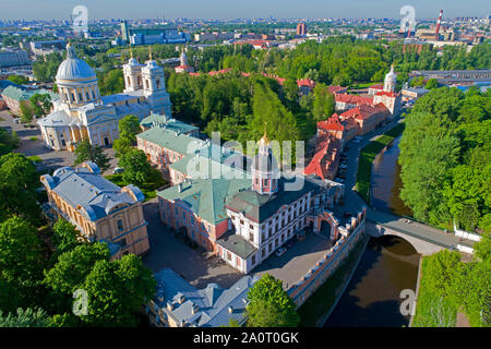 Vista del Alexander Nevsky Lavra in un assolato pomeriggio di maggio (fotografia aerea). San Pietroburgo, Russia Foto Stock