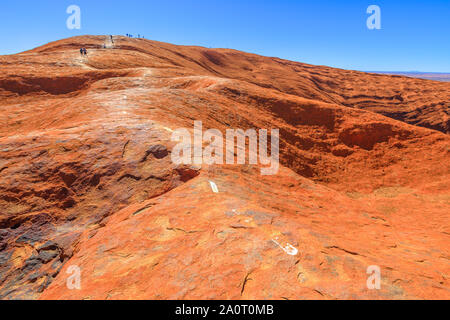 Uluru, Territorio del Nord, l'Australia - Agosto 23, 2019: Orientamenti verniciate lungo il trekking sulla cima di Ayers Rock in Uluru-Kata Tjuta National Park.L Foto Stock