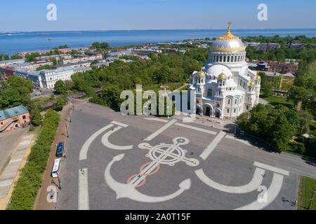 Vista della piazza di ancoraggio e Nikolsky Cattedrale navale su un soleggiato giorno di giugno (Girato da un quadrocopter). Kronstadt, San Pietroburgo Foto Stock