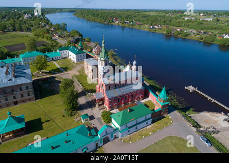 Vista dei templi della Staraya Ladoga Nikolsky monastero su un soleggiato giorno di maggio (Girato da un quadcopter). Staraya Ladoga, Russia Foto Stock