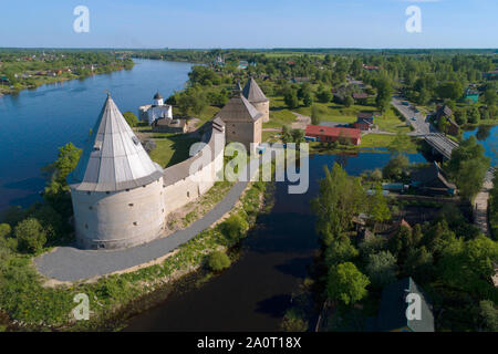 Una vista dall'altezza dell'Staraya Ladoga fortezza su un pomeriggio di maggio. Regione di Leningrado, Russia Foto Stock