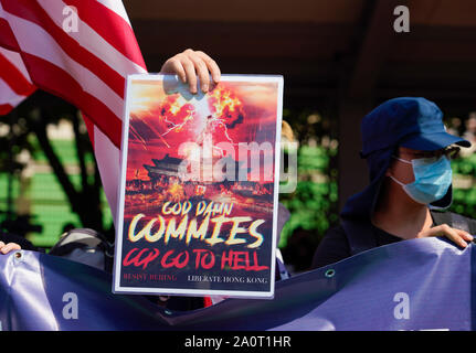 Tuen Mun, Hong Kong. Il 22 settembre, 2019. Pro dimostrazione di democrazia e marzo attraverso Tuen Mun in Hong Kong. Dimostranti che protestavano contro le molestie da parte di alcune sezioni del pro comunità di Pechino. In gran parte pacifica marzo aveva molti incidenti violenti con la polizia utilizzando gas lacrimogeni. Diversi arresti sono stati eseguiti. Nella foto; Credito: Iain Masterton/Alamy Live News Foto Stock