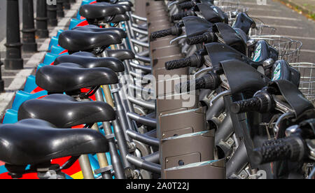 Dublin city bike noleggio biciclette a noleggio, fila di biciclette in stand alla stazione di noleggio. L'Irlanda a basso tenore di carbonio lifestyle verde. Foto Stock