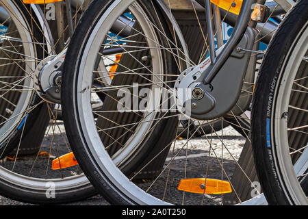 Dublin city bike noleggio biciclette a noleggio, fila di ruote di bicicletta pneumatici in stand alla stazione di noleggio. Foto Stock