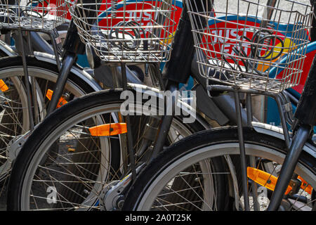 Dublin city bike noleggio biciclette a noleggio, fila di biciclette in stand alla stazione di noleggio. Solo mangiare dublinbikes. A basso tenore di carbonio a vivere verde in Irlanda Foto Stock