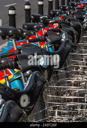 Dublin city bike noleggio biciclette a noleggio, fila di biciclette a noleggio in stand alla stazione di noleggio. Selle, manubrio, cestelli Foto Stock