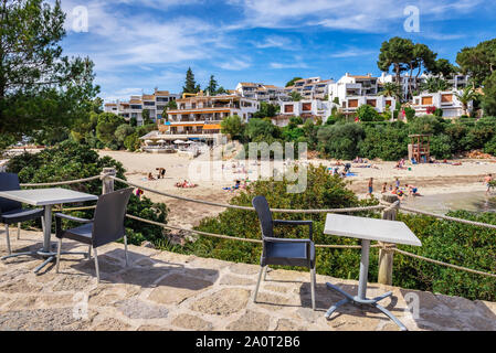 Mallorca, Spagna - 9 Maggio 2019: tavoli con sedie che si affaccia su Cala Ferrera Beach. Foto Stock