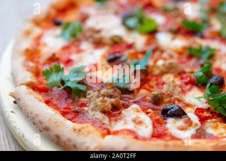 Pizza con carne e puttanesca, close-up Foto Stock