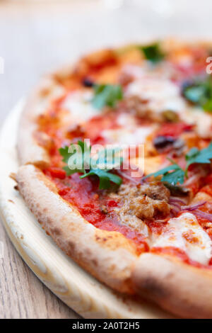 Pizza con carne e puttanesca close-up Foto Stock