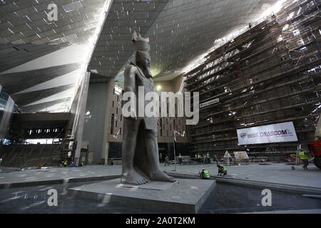 Il Cairo, Egitto. Xxi Sep, 2019. La statua di Ramses II è visto presso il nuovo Museo Egizio. Credito: Hassan Moahmed/dpa/Alamy Live News Foto Stock