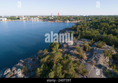 Oltre la costa rocciosa della penisola di Hanko su una soleggiata giornata estiva. Finlandia meridionale Foto Stock