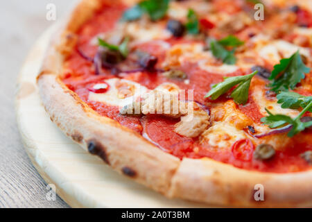 Pizza con carne e puttanesca close-up Foto Stock