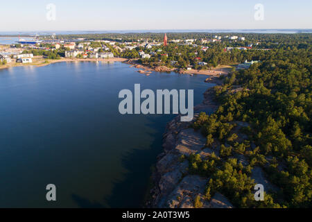 Una vista dall'altezza della città di Hanko in un caldo luglio mattina (ripresa da un quadcopter). Finlandia meridionale Foto Stock