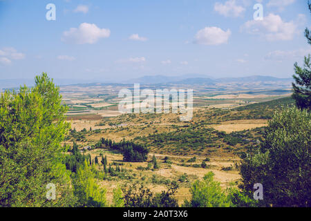 Repubblica greca. Campi e montagne, erba e alberi. In lontananza le montagne e il cielo. 13. Sett. 2019. Foto Stock