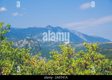 Repubblica greca. Campi e montagne, erba e alberi. In lontananza le montagne e il cielo. 13. Sett. 2019. Foto Stock