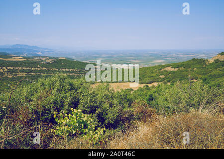 Repubblica greca. Campi e montagne, erba e alberi. In lontananza le montagne e il cielo. 13. Sett. 2019. Foto Stock