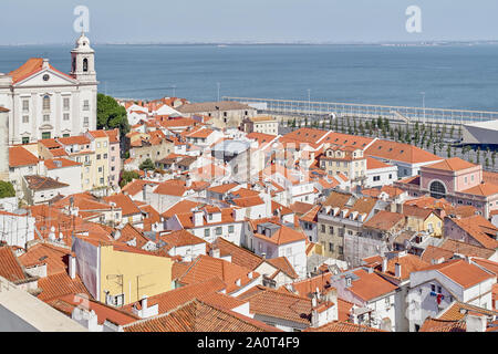 Lisbona, Portogallo - 27 agosto 2019: vista al vertice di Lisbona la città vecchia dalla piattaforma viweing Miradouro das Portas do Sol Foto Stock