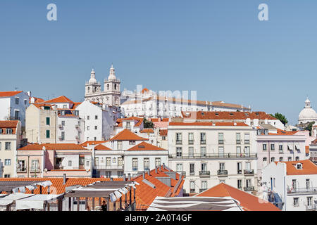 Lisbona, Portogallo - 27 agosto 2019: vista al vertice di Lisbona la città vecchia dalla piattaforma viweing Miradouro das Portas do Sol Foto Stock