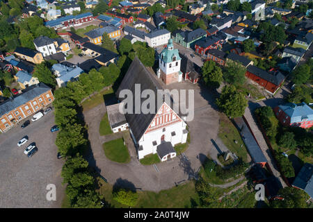 Una vista dall'altezza della medievale cattedrale luterana in centro storico di Porvoo. Finlandia Foto Stock