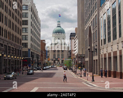 Vista di Indiana State Capitol Building giù W. Market Street dalla Monument Circle, Indianapolis, Indiana, Stati Uniti d'America, 26 luglio 2019, © Katharine Andriotis Foto Stock