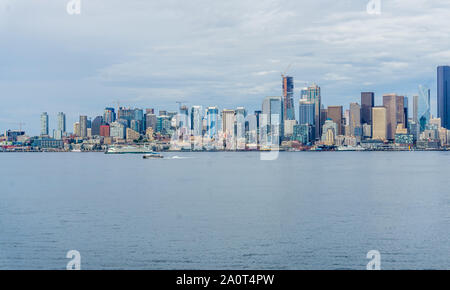 La skyline di Seattle su un grigio giorno nuvoloso. Foto Stock
