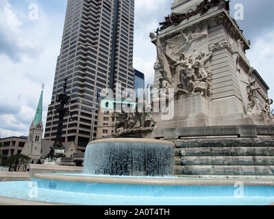 Basso angolo di vista di soldati e marinai monumento e fontana, Torre di Salesforce e la cattedrale di Christ Church, Indianapolis, Indiana, Stati Uniti d'America, 26 luglio 2019, Foto Stock