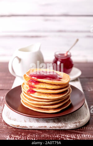 Una gustosa prima colazione. Frittelle con confettura di fragole e burro. Messa a fuoco selettiva. Foto Stock