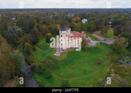 Vista del castello di bip in un cupo giorno di ottobre (la fotografia aerea). Pavlovsk, periferia di San Pietroburgo, Russia Foto Stock