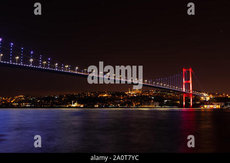 Il Ponte sul Bosforo o il 15 luglio martiri Bridge, vista sul lato Asiatico di Istanbul di Notte, Turchia Foto Stock