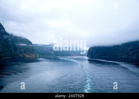 Queen Mary 2 vele lentamente lungo la Aurlandsfjord per verso Flam in Norvegia al mattino presto Foto Stock