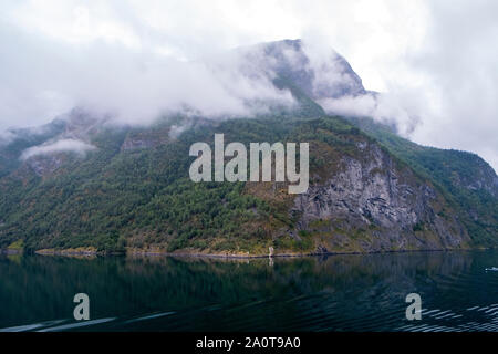 Queen Mary 2 vele lentamente lungo la Aurlandsfjord per verso Flam in Norvegia al mattino presto Foto Stock