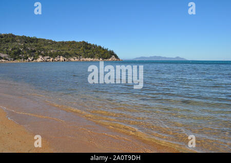 Spiaggia tropicale a Picnic Bay, Magnetic Island, Queensland, Australia Foto Stock