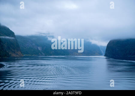 Queen Mary 2 vele lentamente lungo la Aurlandsfjord per verso Flam in Norvegia al mattino presto Foto Stock