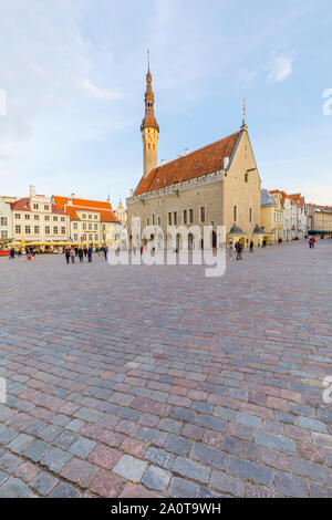 TALLINN, Estonia - 22 Aprile 2019: poche persone a piedi sulla grande piazza del municipio nella città vecchia di Tallinn, Estonia in aprile 2019 Foto Stock