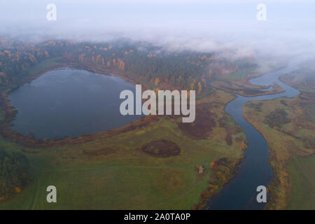 Una vista dall'altezza del lago Malenets e l'ansa del fiume Sorot su un nuvoloso mattina autunnale (ripresa da un quadrocopter). Pushkin montagne, Foto Stock