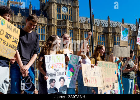 Il 20 settembre 2019, London, Regno Unito - giovani scolari tenendo striscioni e cartelli, grida davanti la casa del Parlamento, il clima globale sciopero a Westminster Foto Stock